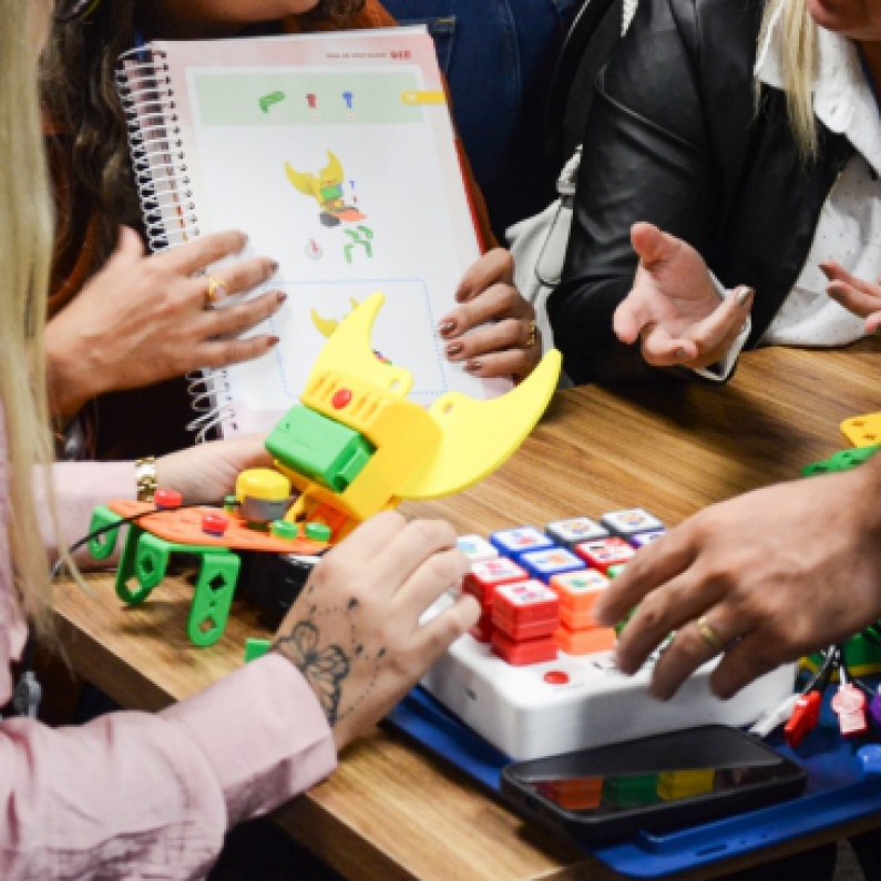 Kits de Rob&oacute;tica LEGO Education e Roborobo para etapa pr&aacute;tica das aulas.